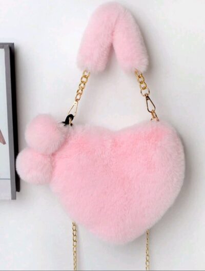 Bolso peludo con forma de corazón