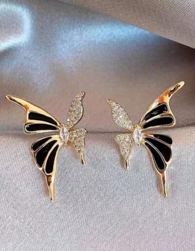 Aretes con diseño de mariposa delicado